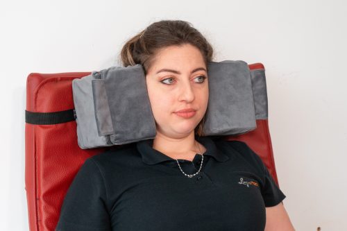 Ilustração de uma mulher sentada utilizando um apoio de cabeça
